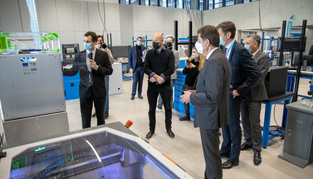 Le Dr Arnaud ZENERINO présente les différentes imprimantes 3D du Smart City Innovation Center