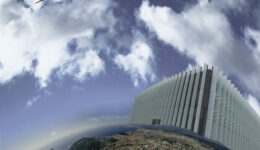 Montage: vue aérienne sphérique de Nice avec le ciel bleu partiellement nuageux, le bâtiment de l'IMREDD à l'horizon et une mouette en plein vol