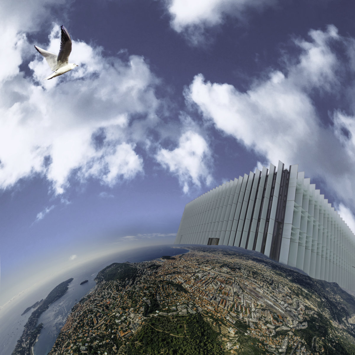 Montage: vue aérienne sphérique de Nice avec le ciel bleu partiellement nuageux, le bâtiment de l'IMREDD à l'horizon et une mouette en plein vol