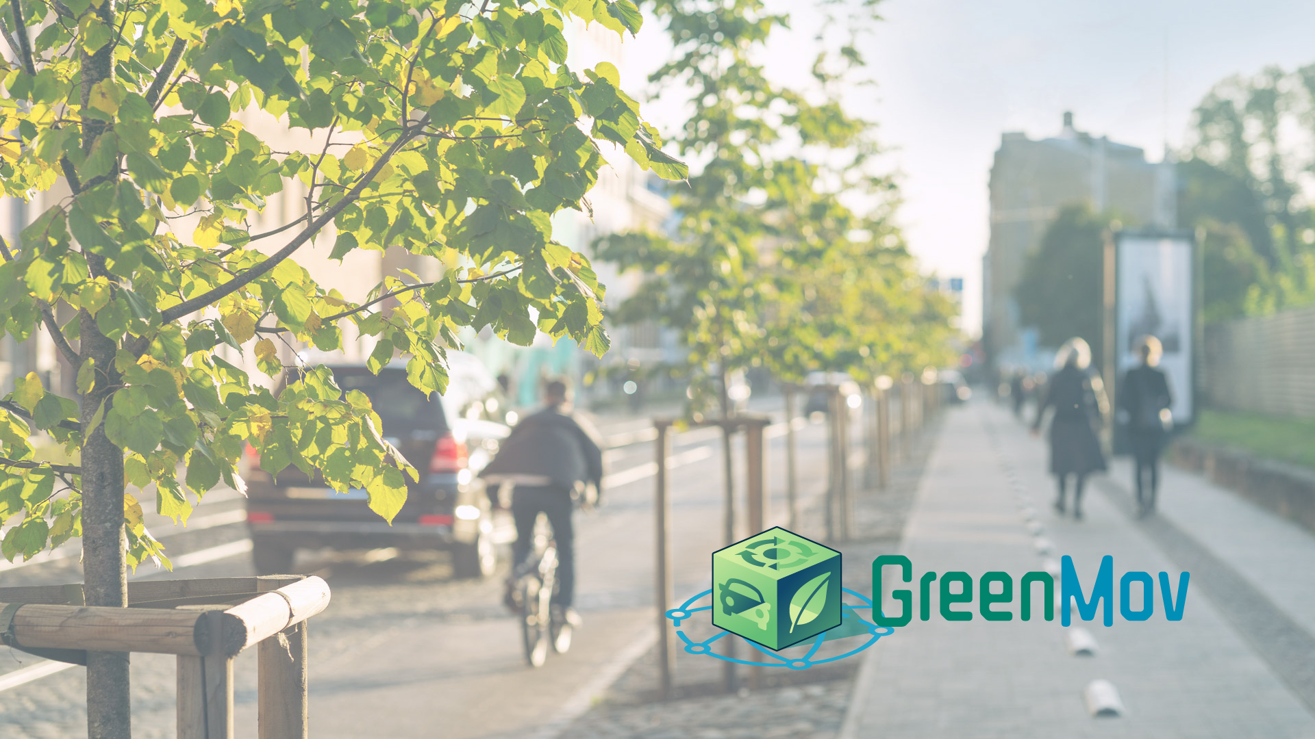 Photo d'une rue bordée d'arbres avec une voiture et un vélo. Deux piétons marchent sur le trottoir. Le logo du projet GreemMov est superposé à l'image.