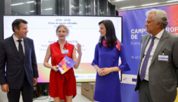 Ekaterina Kopseva, étudiante du MSc Engineers for Smart Cities, reçoit un certificat de Christian Estrosi, Mariya Gabriel et Jeanick Brisswalter pour sa présentation lors du Campus Européen de l'Innovation