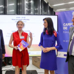 Ekaterina Kopseva, étudiante du MSc Engineers for Smart Cities, reçoit un certificat de Christian Estrosi, Mariya Gabriel et Jeanick Brisswalter pour sa présentation lors du Campus Européen de l'Innovation