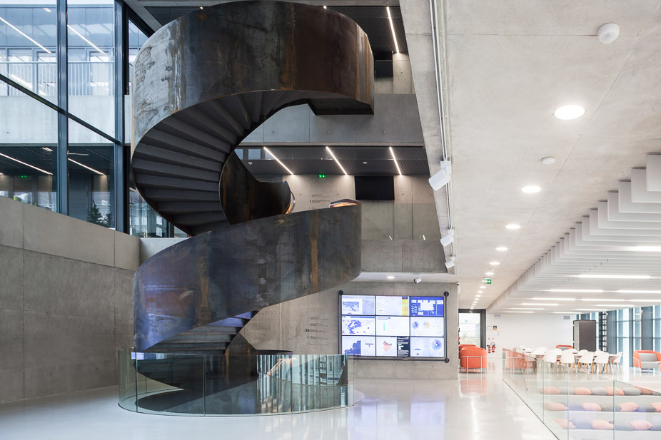 Photo interne du bâtiment de l'IMREDD, avec l'escalier métallique en colimaçon. © Photo Serge Demailly / Architecte Marc Barani
