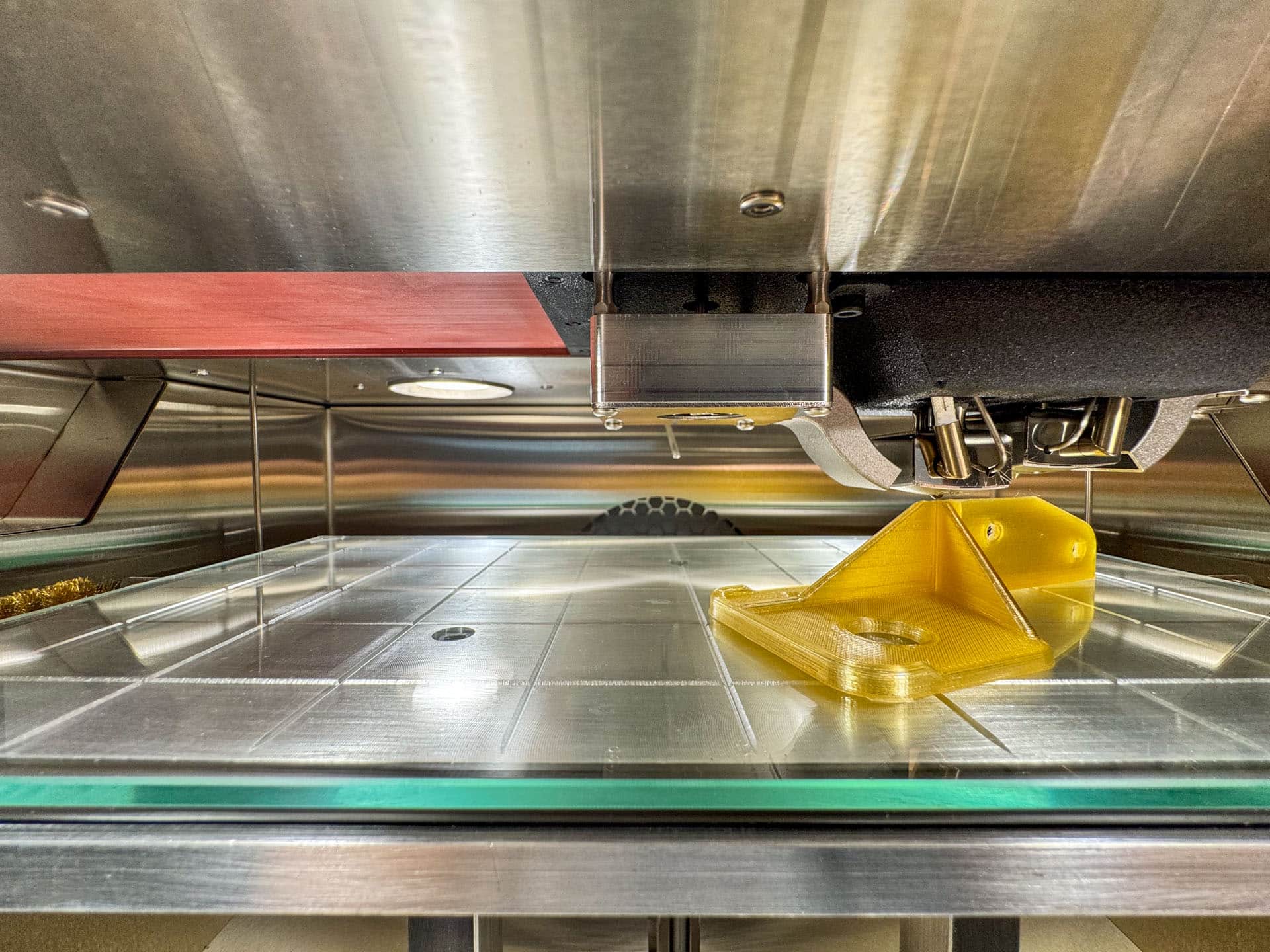 Fabrication additive d’une pièce technique en PEKK sur imprimante 3D MiniFactory, illustrant les capacités de prototypage avancé de l’IMREDD.